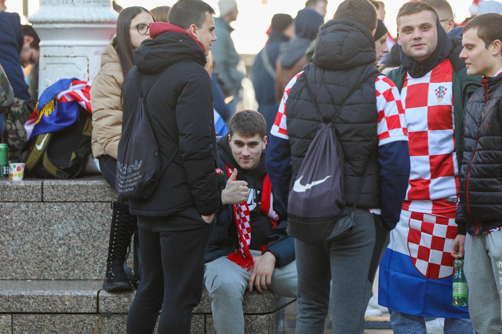 Zagreb: Najvjerniji navijači na Trgu već zauzeli mjesta za doček Vatrenih