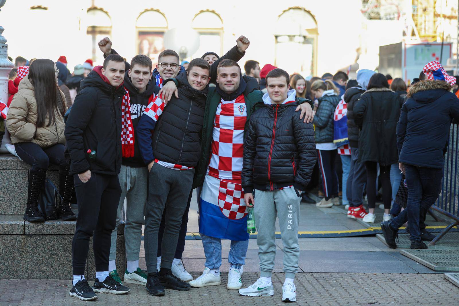 Zagreb: Najvjerniji navijači na Trgu već zauzeli mjesta za doček Vatrenih