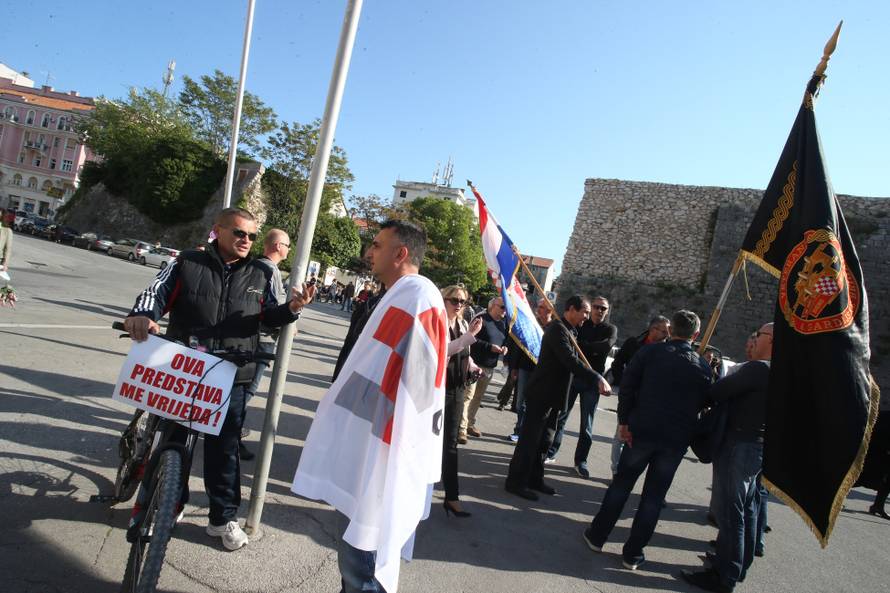 Policija izbacila HSP-ovce koji su ometali Frljićevu predstavu