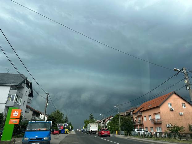 Jučer oluja, pijavice, uništeni auti: Ide nova ciklona iz Italije! Upalili žuti alarm za nevrijeme