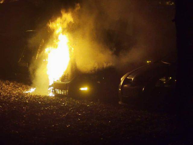 Izgorio je automobil u Borovu, buktinju su ugasili vatrogasci