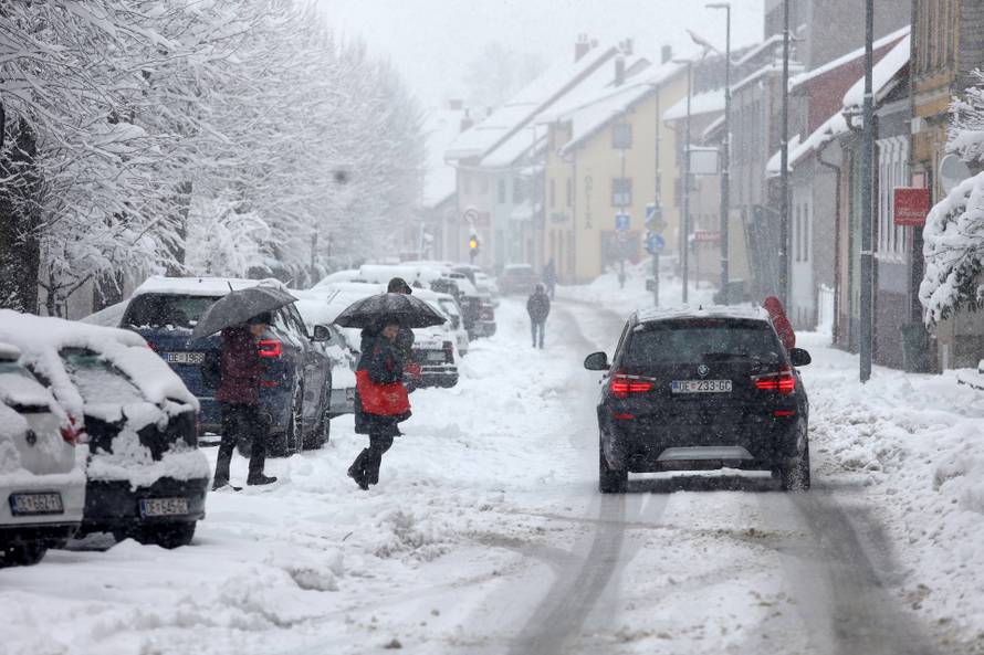 Zbog snijega otežan promet u Gorskom kotaru