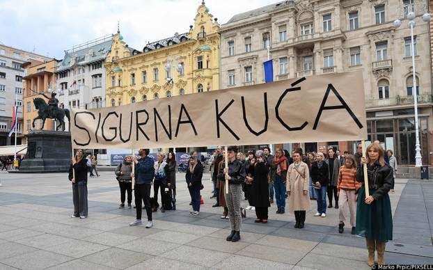 Zagreb : Na Trgu bana Josipa Jelačića, održao se kratak i snažan performans posvećen borbi protiv obiteljskog i rodno uvjetovanog nasilja