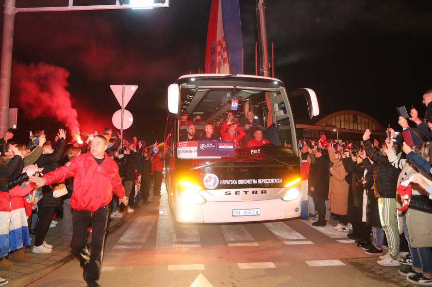 Brojni Karlov?ani pozdravili rukometaše na putu za Zagreb