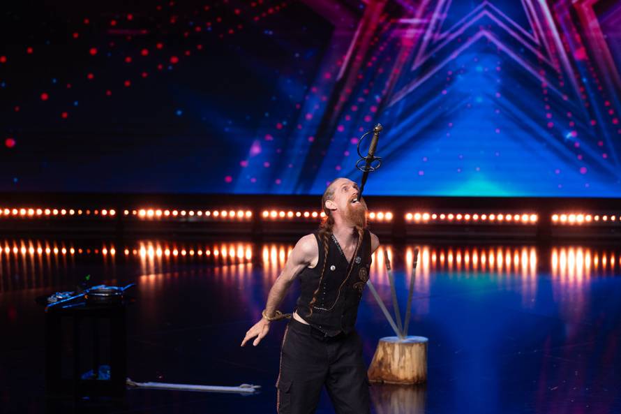 VIDEO Izvedba koja je šokirala sve! U grlu imao bušilicu za beton. 'Malo mi je gadljivo već'