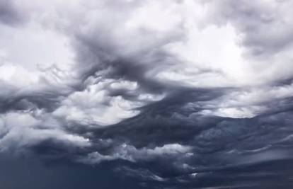 Zastrašujuće: Lovac na oluje ulovio kretanje rijetkih oblaka 