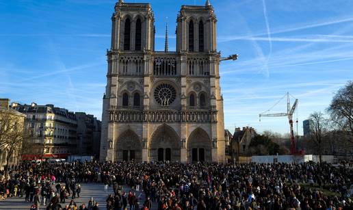 Zvona katedrale Notre-Dame zvonila 88 puta za papu Franju, Eiffelov toranj u mraku