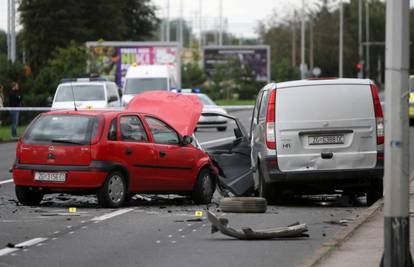 Zagreb: U sudaru četiri auta i kamiona ozlijeđeno troje ljudi 