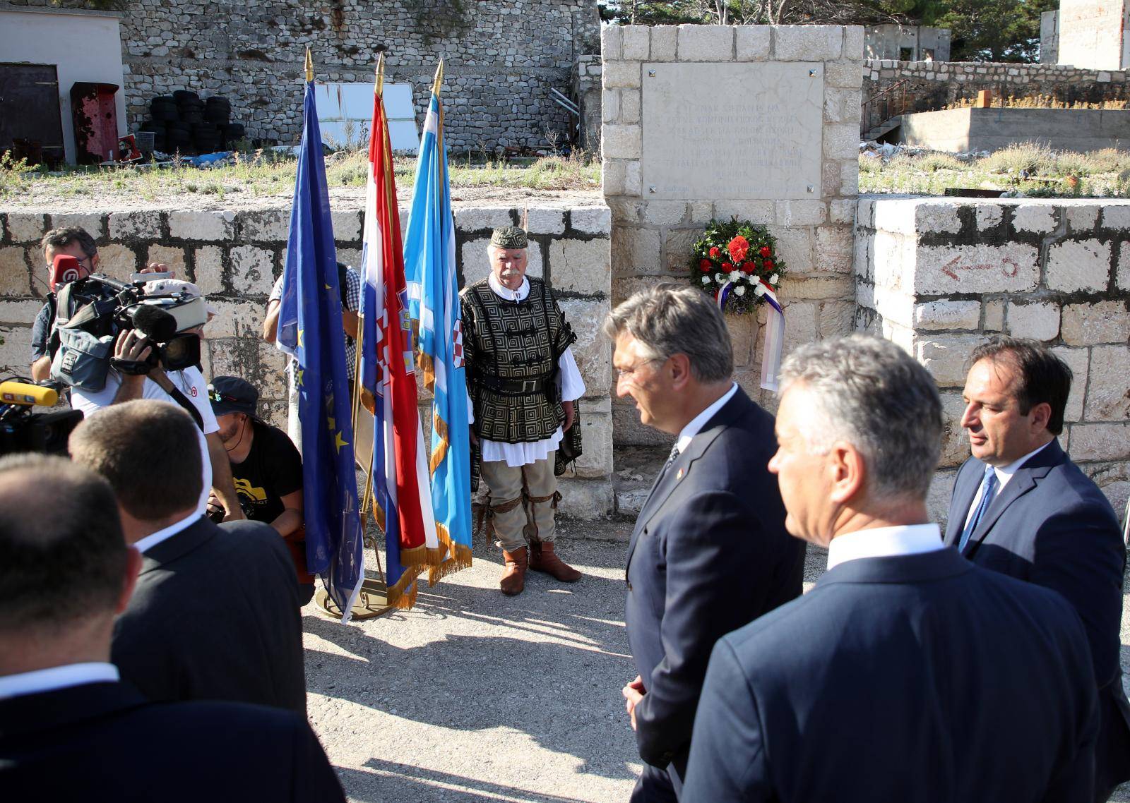 Premijer Plenković na Golom otoku odao počast žrtvama totalitarnih i autoritarnih režima
