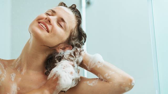 Najčešće greške kod pranja kose zbog kojih je beživotna i suha