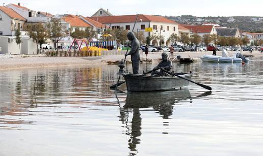 Primošten je dobio spomenik koji prikazuje dva ribara u barci