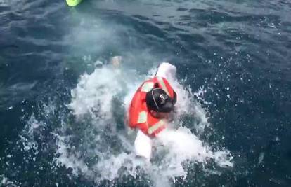 Plivanje za život: Morski pas ribolovcu prevrnuo kajak