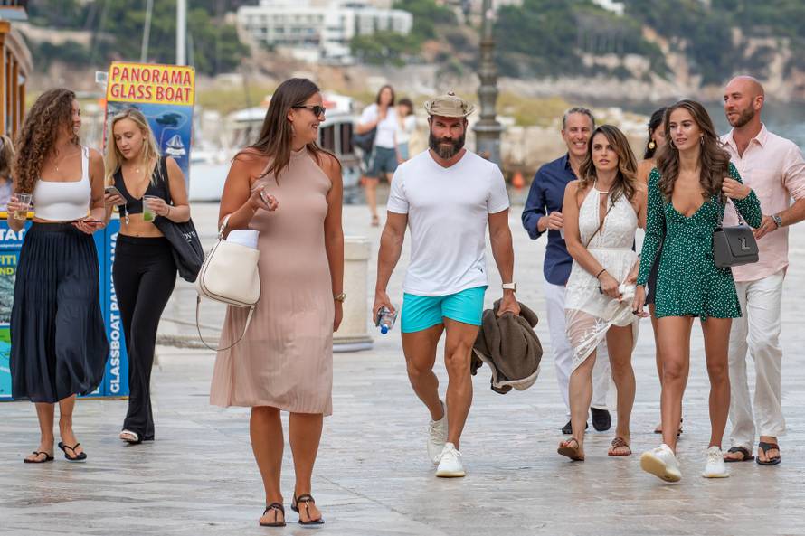 Milijunaš čestitao Božić okružen seksi curama: Pozirali golišavi