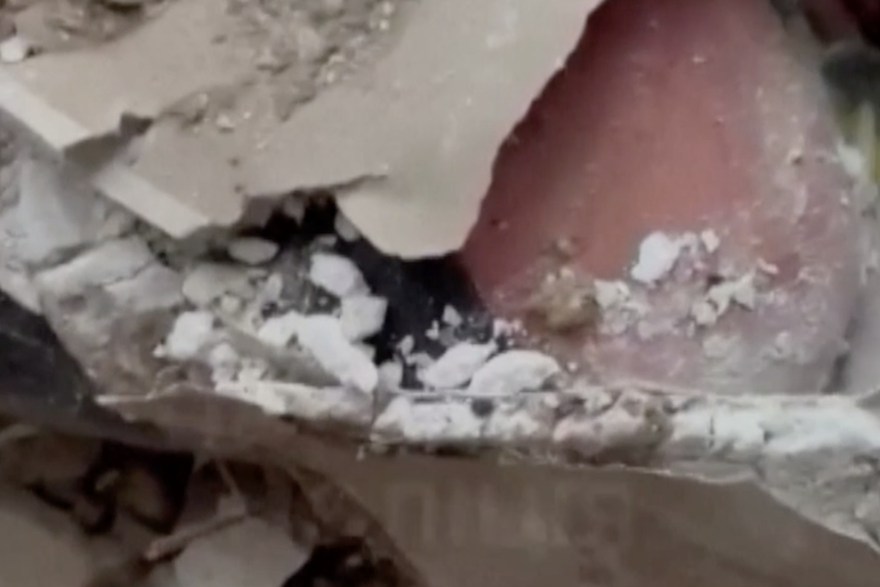 Dramatična snimka iz Ukrajine: Izvukli ženu iz ruševina nakon bombardiranja Kramators'ka