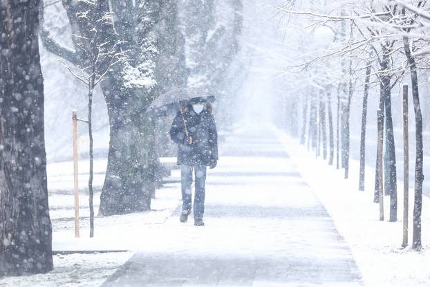 Snijeg je zabijelio ulice Sarajeva