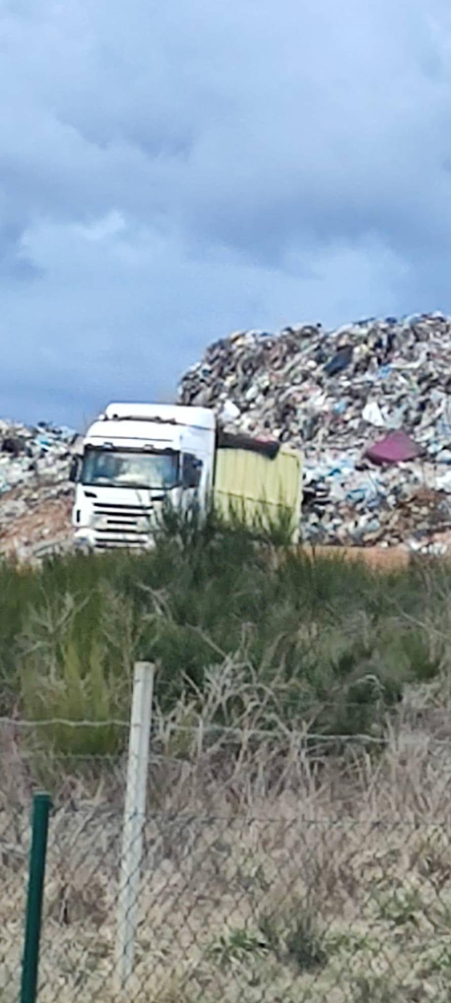 EKSKLUZIVNE SNIMKE: Opasni i plastični otpad bacali su i na gradsko odlagalište u Gospiću!
