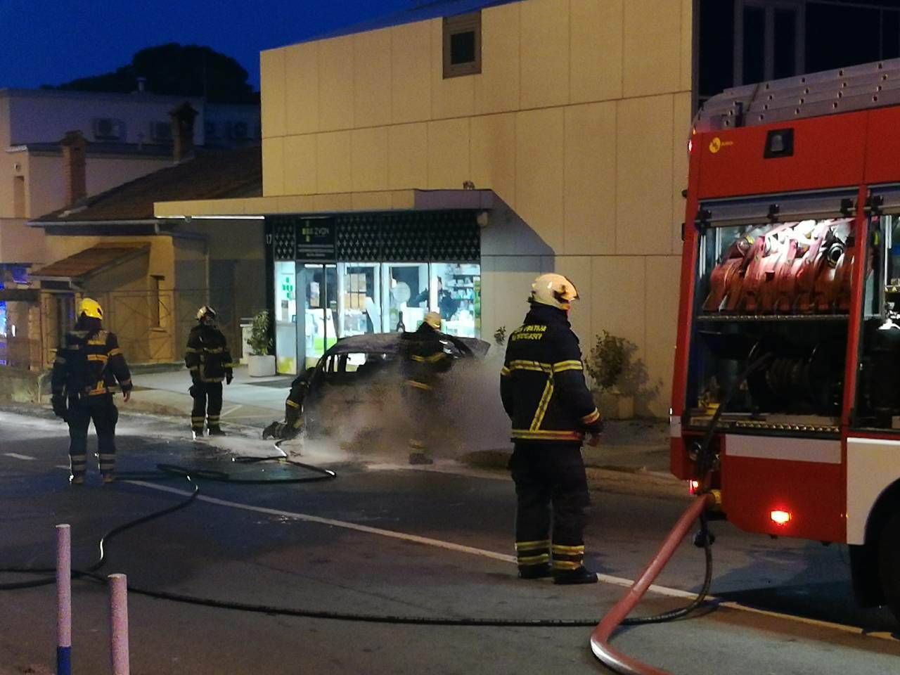 U Matuljima planuo Mercedes, vozačica (37) na vrijeme izašla