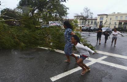 Najveća oluja ikada pogodila je Filipine, naleti i do 380 km/h