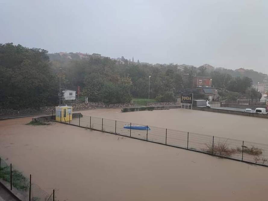 VIDEO Obilne kiše potopile Malinsku, Crikvenicu i Novi Vinodolski: 'Ceste su zatvorene'