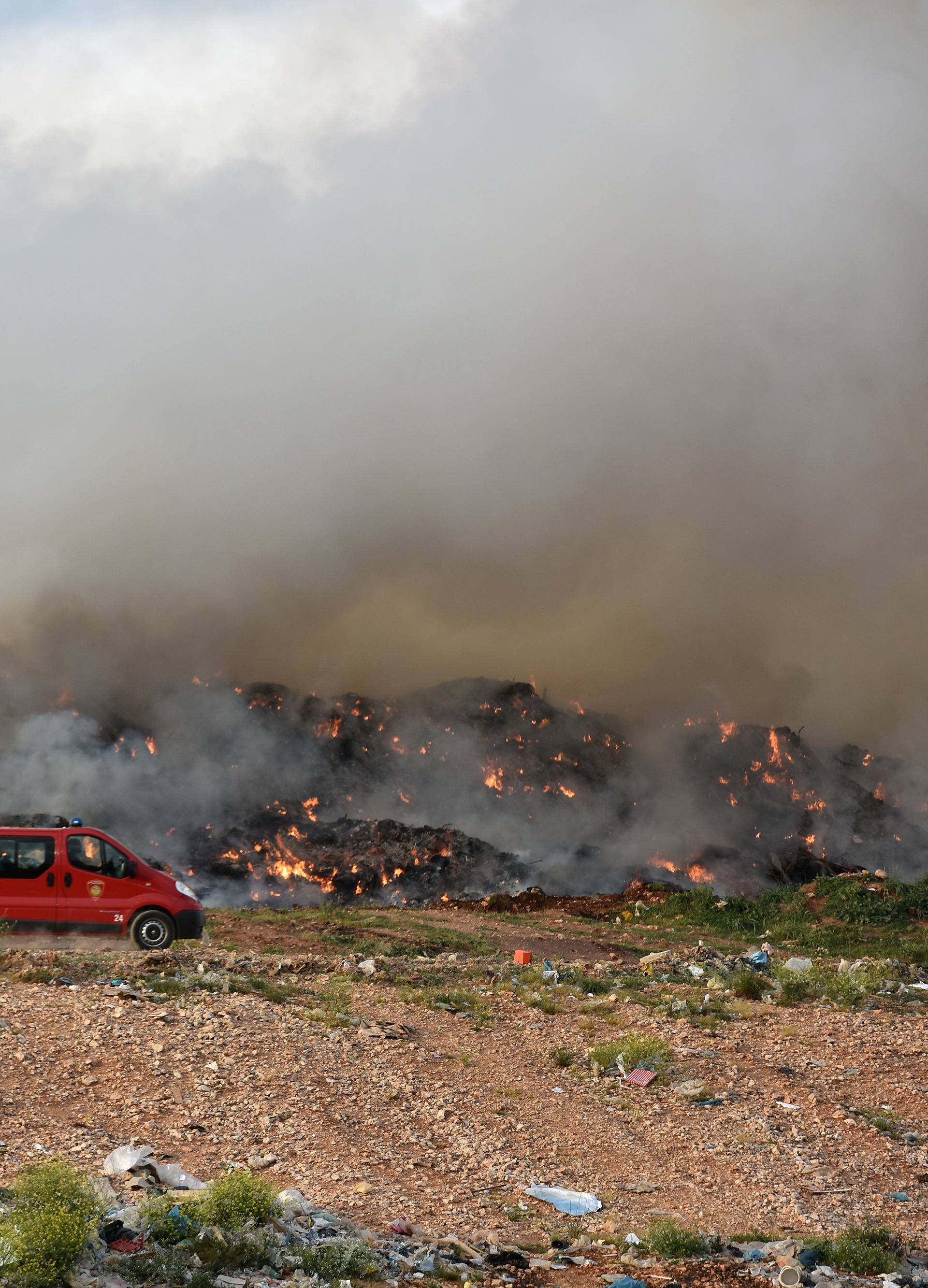 Gori odlagalište otpada u Puli: Vatru će gasiti do dugo u noć
