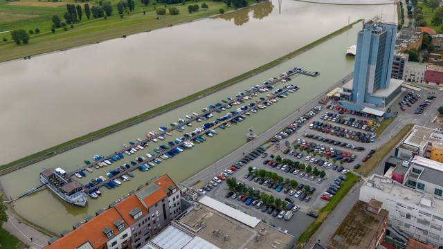 Pogled iz zraka na visoki vodostaj rijeke Drave u Osijeku