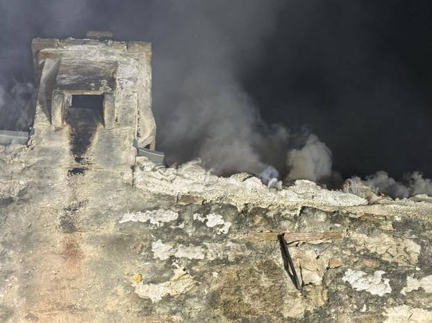 FOTO Muškarac (72) ozlijeđen u buktinji u Rovinju, prebacili ga helikopterom u bolnicu u Rijeci