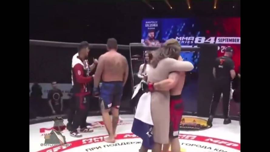 Nevjerojatan video: MMA borac primao batine u kavezu, a onda je dotrčala njegova supruga...