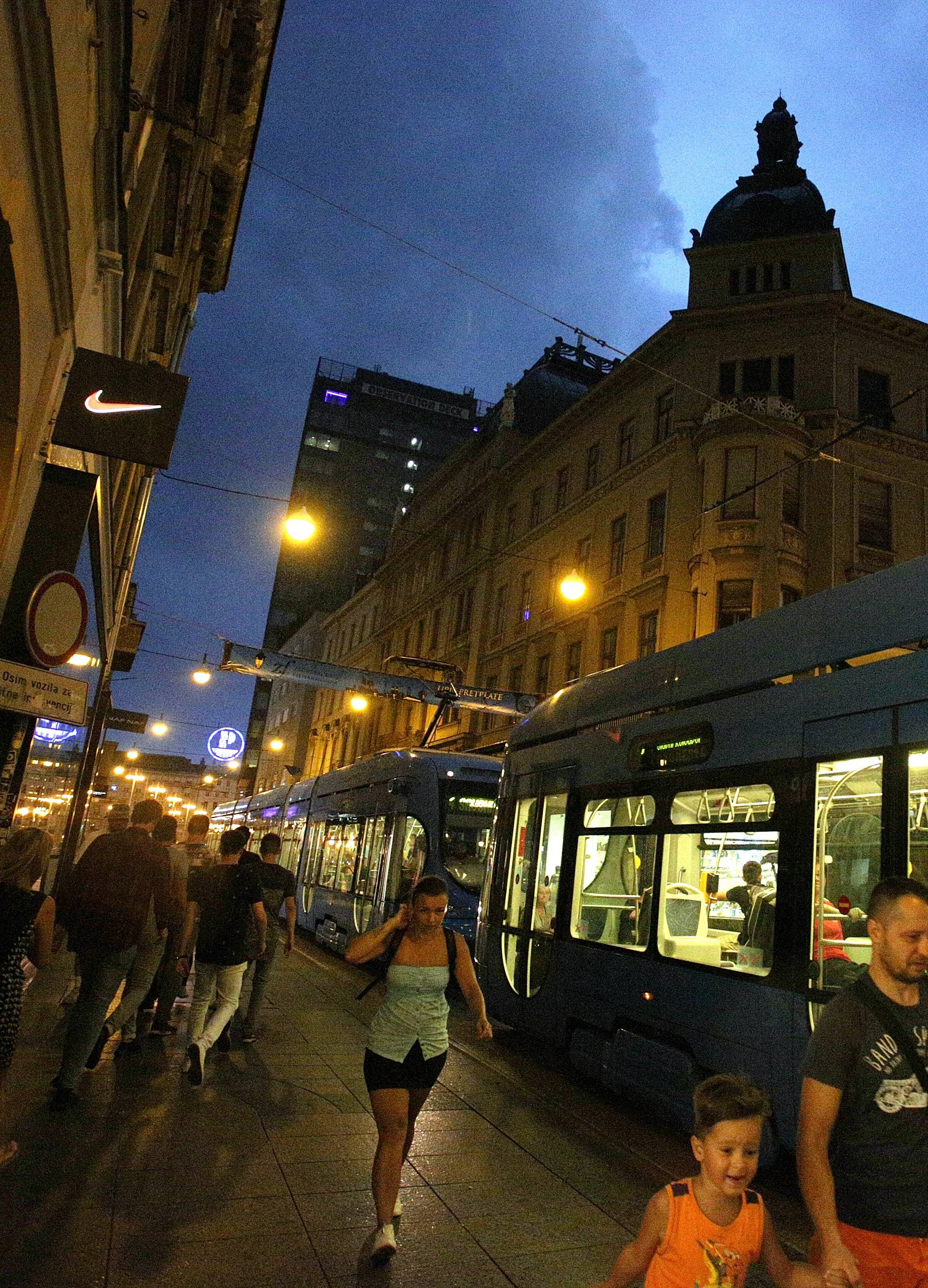 Jak vjetar čupao stabla, valovi u Selcu napola potopili brodicu