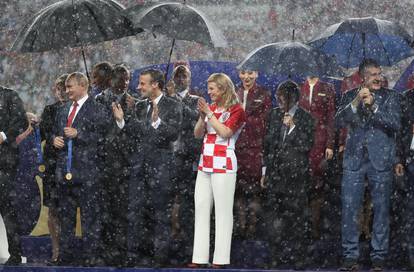 FOTO Kad Kolinda navija: Pila je pivo, klečala pred TV-om, ušla u svlačionicu i pokisnula kao miš