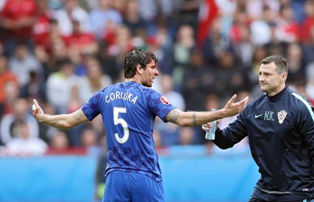 Pariz: Napada? Cenk Tosun u zra?nom je duelu laktom razbio glavu Vedranu ?orluki