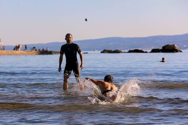 Splićani uživaju u zimskom kupanju na Bačvicama