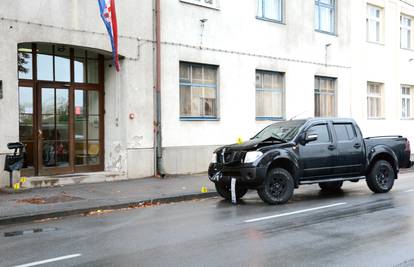 Terencem se zabio u kantu za smeće ispred policijske postaje