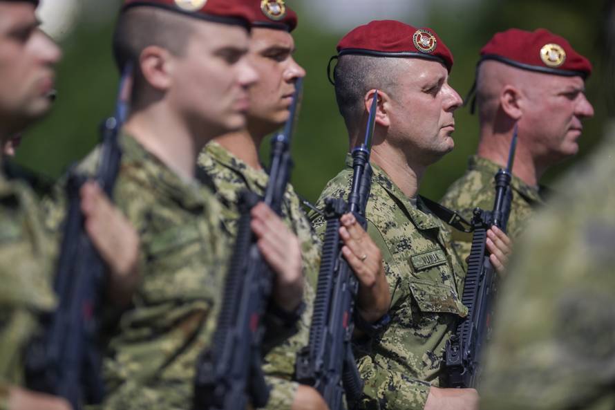 Velika Gorica: Uvježbavanje pješačkih postroja Hrvatske vojske za svečani vojni mimohod