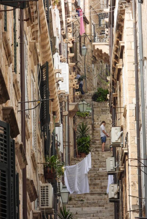 Dubrovnik ljeti, tisuće posjetitelja, ali i bogata ponuda za svakoga