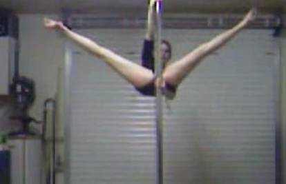 Vitka ljepotica izvodi akrobacije na striptiz-šipki