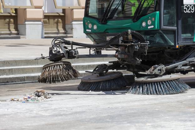 Zagreb: Radnici Čistoće čiste trg nakon slavlja maturanata