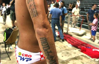 Zlatni vaterpolski olimpijci su pokazali atraktivne tetovaže...