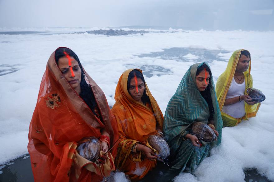 vjernici u prljavoj rijeci u indiji