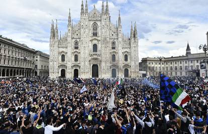 Pratite ludnicu u Milanu: Inter je prvak Italije, tisuće pjevaju i vesele se na gradskim trgovima