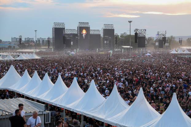 Zagreb: Obožavatelji zauzimaju mjesta unutar Hipodroma uoči početka koncerta