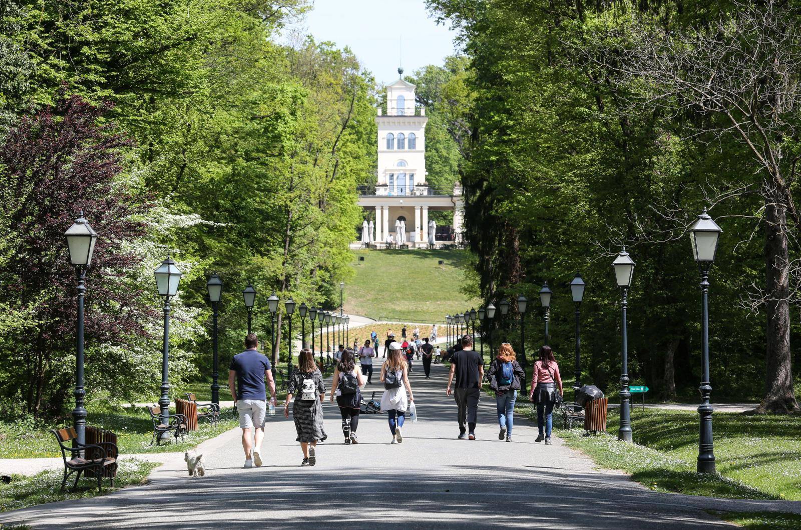 Građani iskoristili sunčanu i toplu subotu za boravak u parku Maksimir