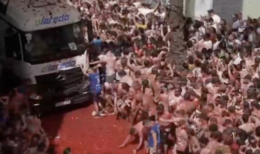 VIDEO Kad ti &zcaron;ivot da raj&ccaron;ice - ga&dstrok;aj susjeda! &Scaron;panjolci bacili 150 tona jedni drugima u glavu