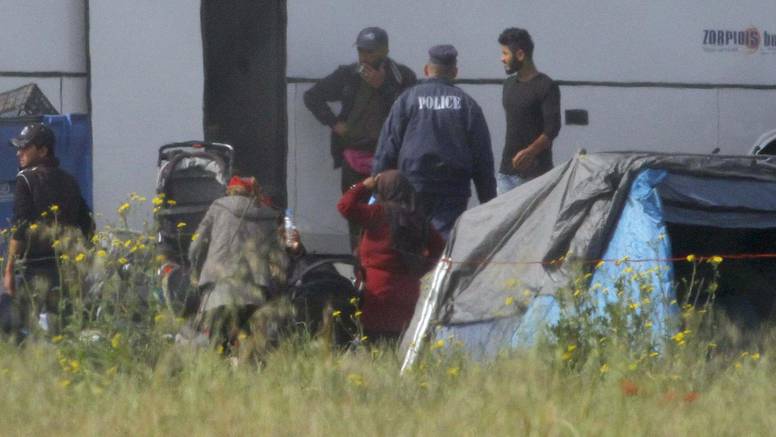 Poginulo 11 migranata: Kombi se zabio u kamion pa se zapalio