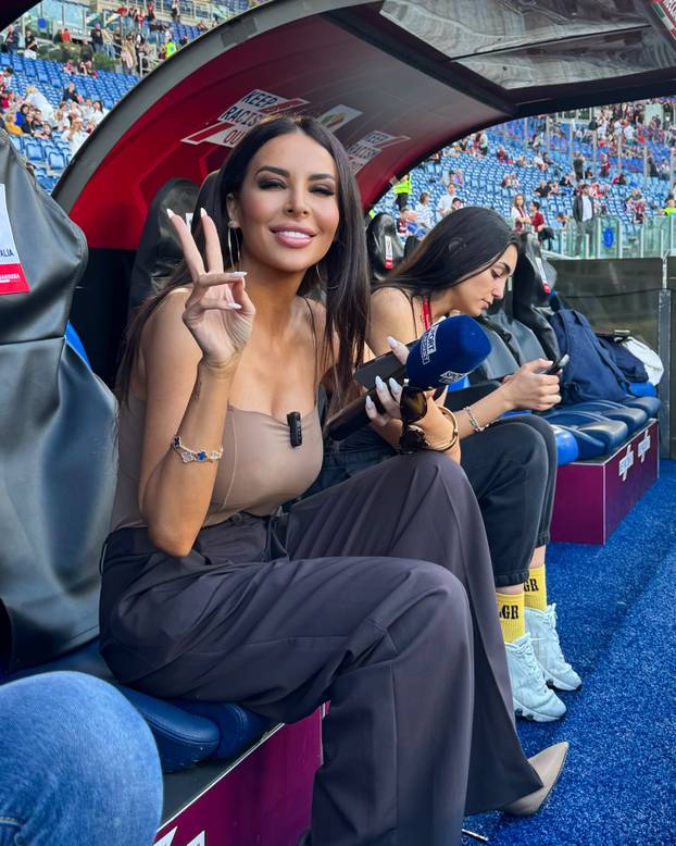 FOTO Tko je bujna TV voditeljica koja se fotkala gola? Šuškalo se da je imala aferu s legendom