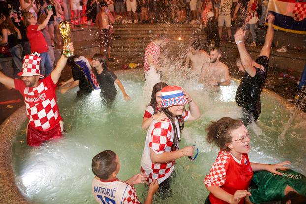 Zagreb: Slavlje navijača na trgu nakon pobjede Hrvatske