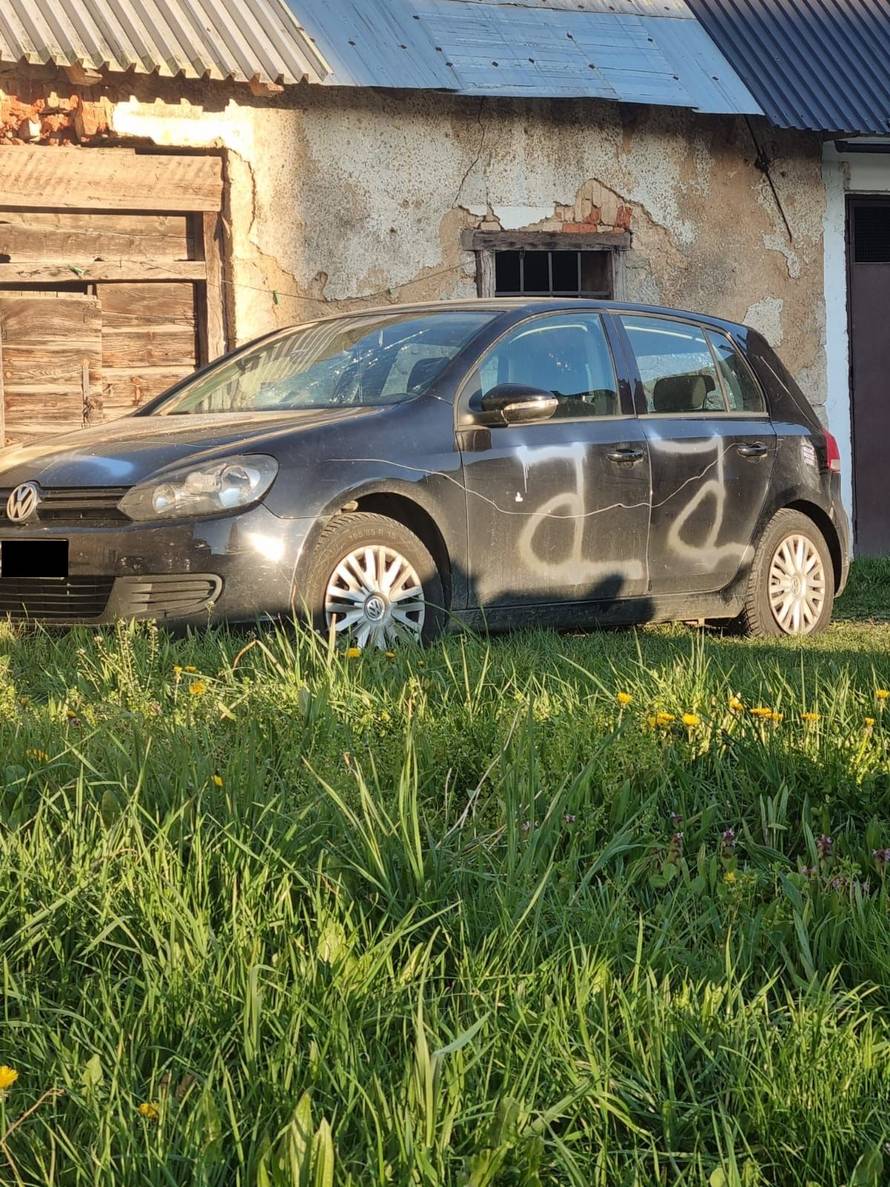 Tri torcidaša istukla su mladića u Otočcu zbog Dinamovog grba, netko im potom demolirao auto