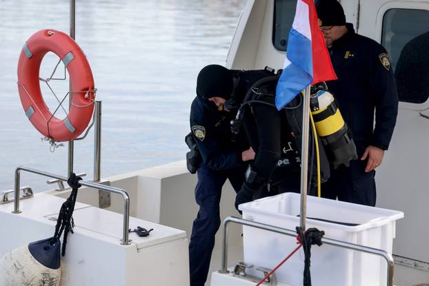 Zadar: Izvlačenje auta koji je 18 godina bio u moru