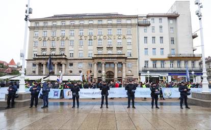 FOTO Muškarci mole za čednost i predbračnu čistoću. Dočekali ih transparenti: Oprez, mizoginija!