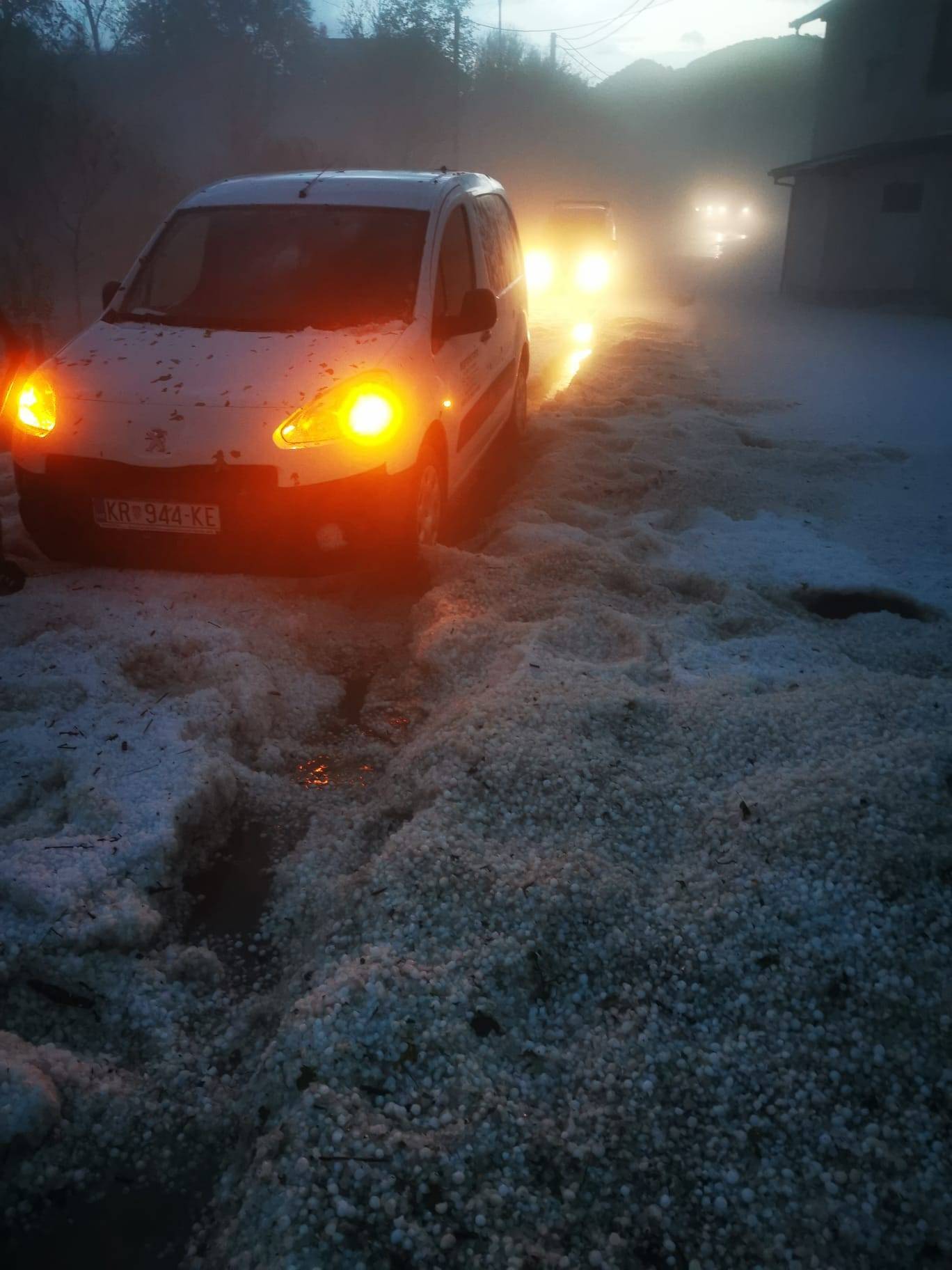 VIDEO Pogledajte kako je tuča izazvala kaos u Zagorju: Ceste pune leda, automobili zapeli