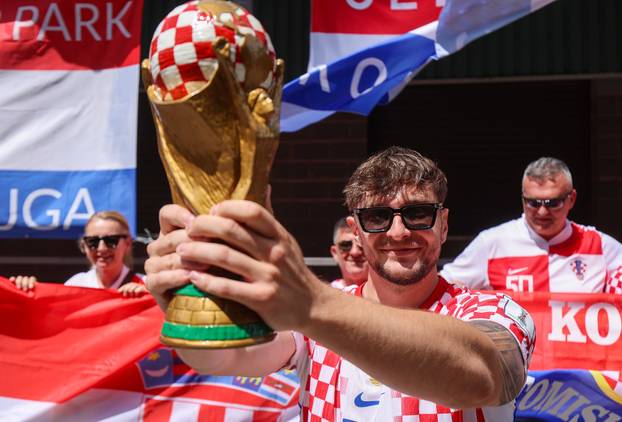 SP 2026 Mississauga: Hrvatski navijači pozirali sa replikom pehara SP-a